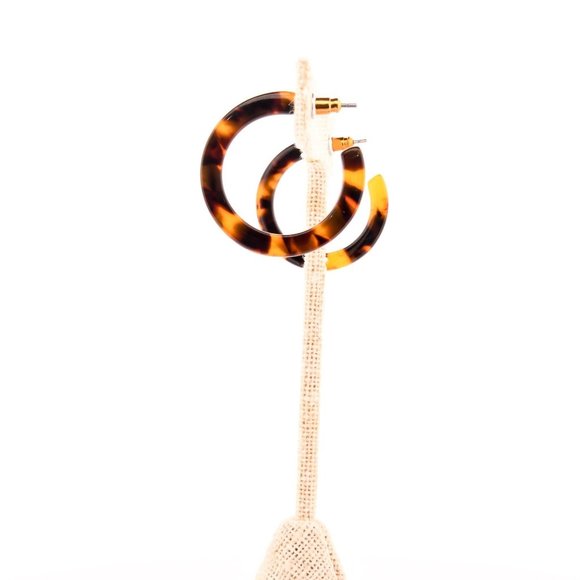 MINIMALIST TORTOISE Resin Hoop Earrings - Picture 3 of 8